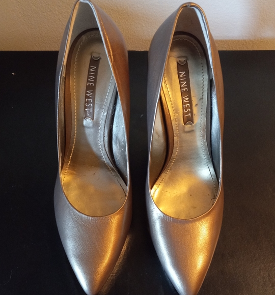 Nine West Gold Toned Heels 👠 - Picture 1 of 5